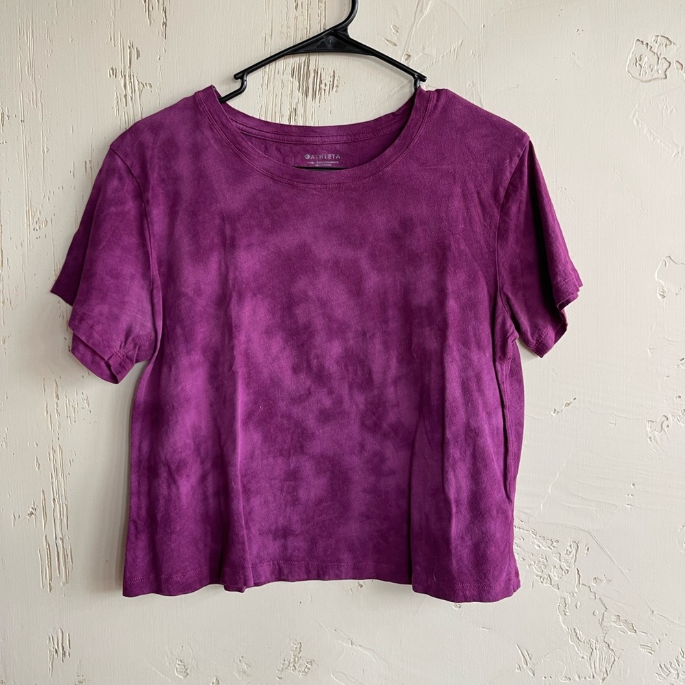 Like new! Athleta cropped Short Sleeve Tee. Size M.
